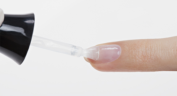 Applicazione dello smalto per unghie Evoluto Advanced Technlogy 3D Estrosa