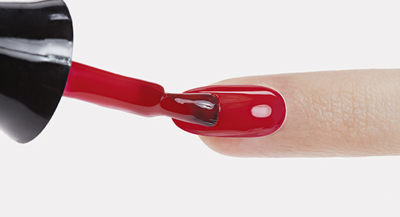 Applicazione dello smalto per unghie Evoluto Advanced Technlogy 3D Estrosa