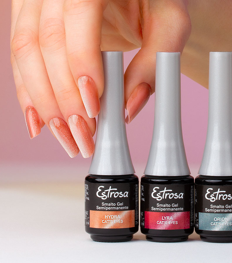 Semipermanente Cat’s Eye con texture finissima e effetto velluto sulle unghie, ideale per manicure eleganti e aura nails.